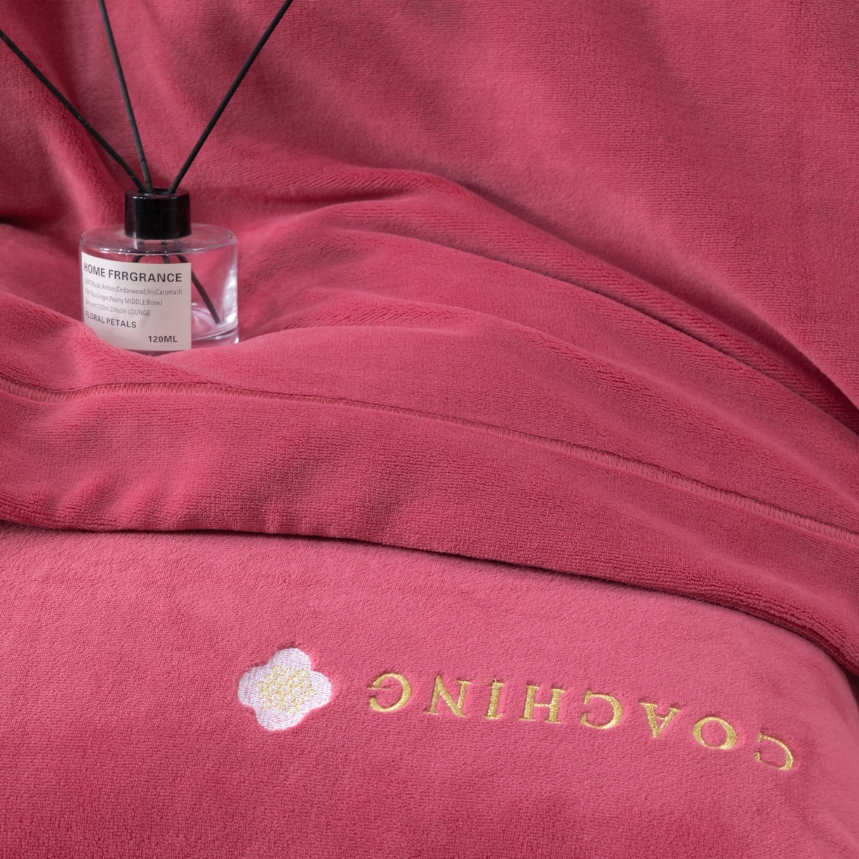 91家纺网 家纺一手货源 找家纺 优姿家纺 2025新款10斤牛奶绒宽边绣花保暖四件套-田园印象 田园印象-皮红