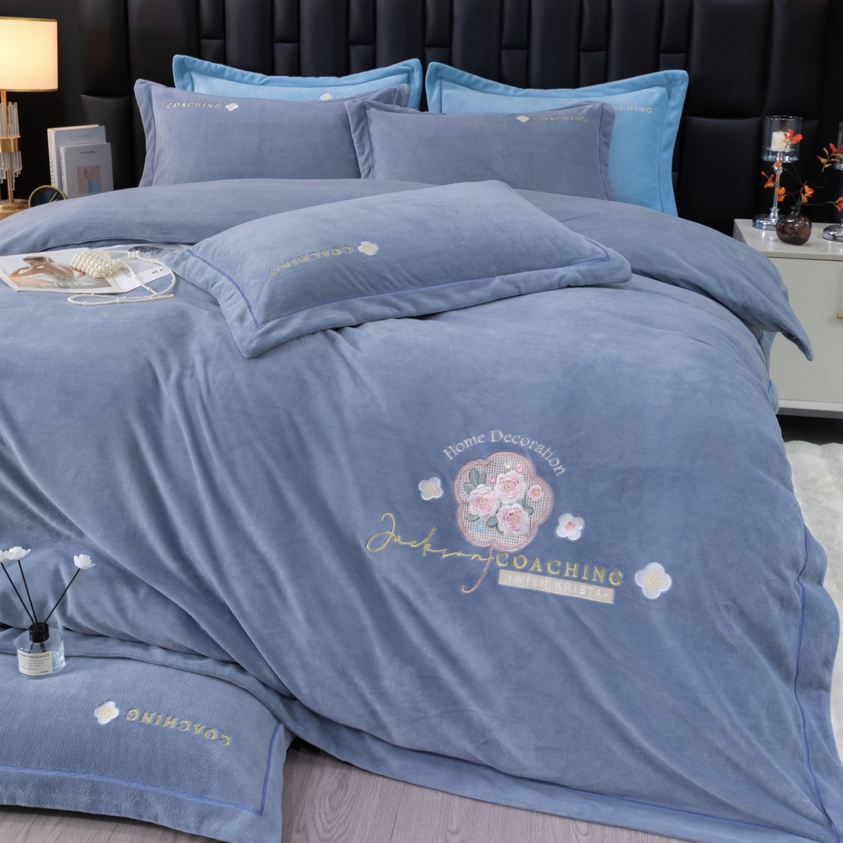 91家纺网 家纺一手货源 找家纺 优姿家纺 2025新款10斤牛奶绒宽边绣花保暖四件套-田园印象 田园印象-典雅灰