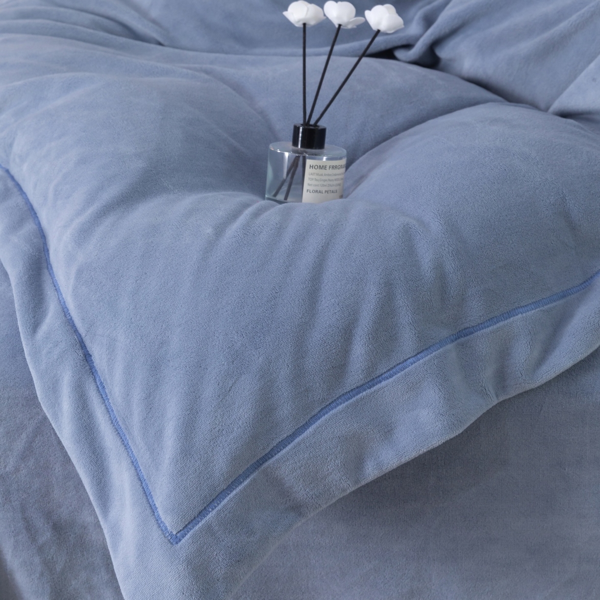 91家纺网 家纺一手货源 找家纺 优姿家纺 2025新款10斤牛奶绒宽边绣花保暖四件套-田园印象 田园印象-典雅灰