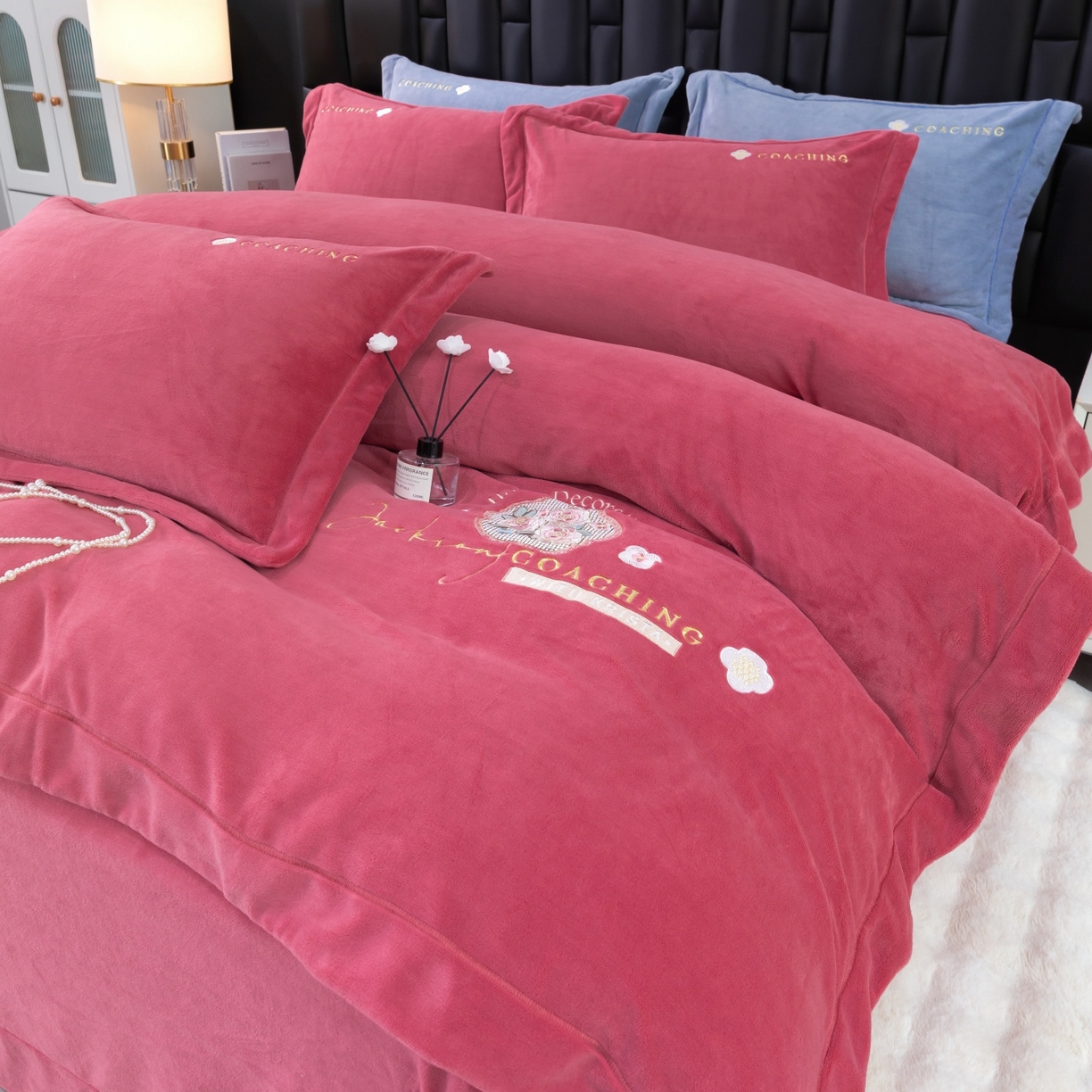 91家纺网 家纺一手货源 找家纺 优姿家纺 2025新款10斤牛奶绒宽边绣花保暖四件套-田园印象 田园印象-皮红