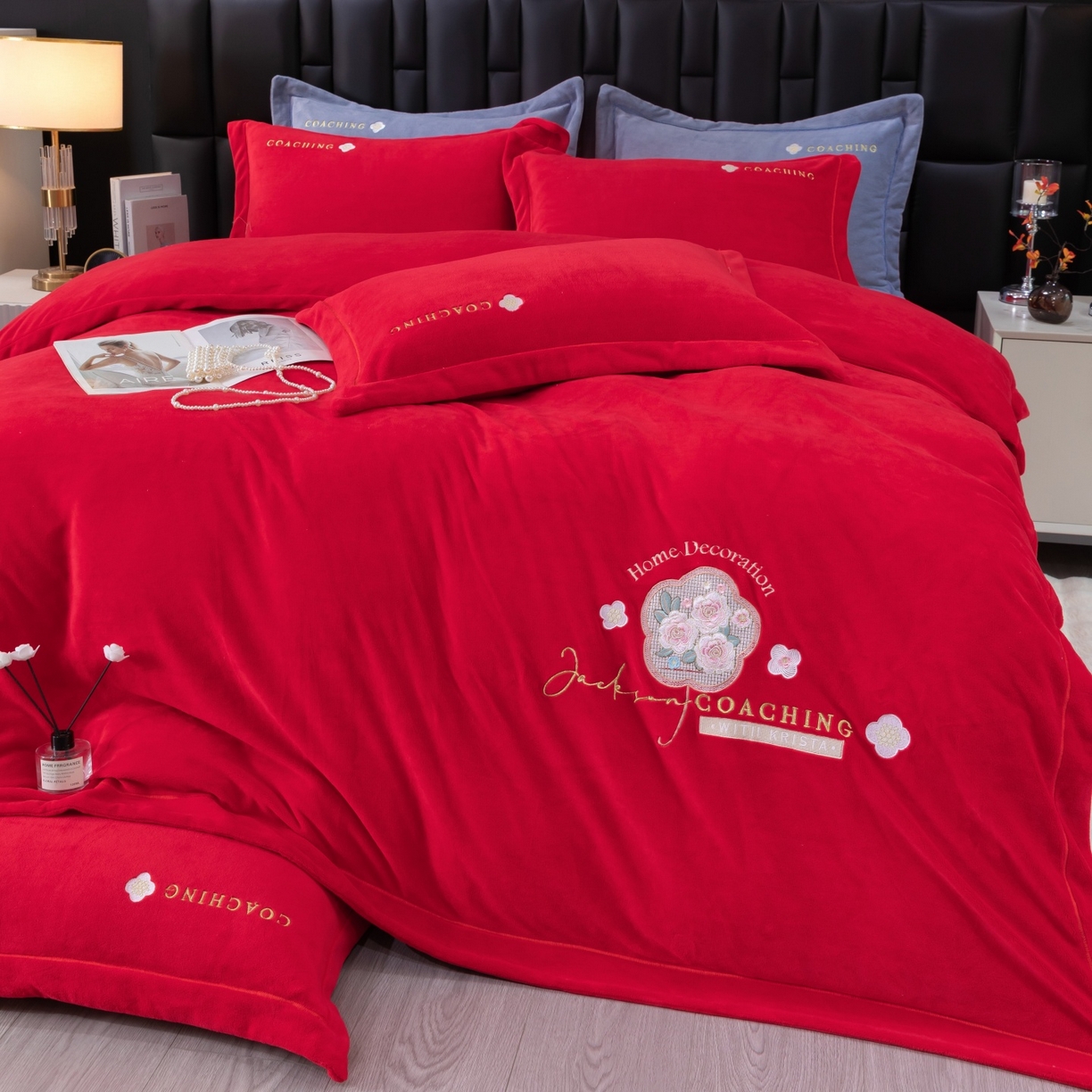 91家纺网 家纺一手货源 找家纺 优姿家纺 2025新款10斤牛奶绒宽边绣花保暖四件套-田园印象 田园印象-大红