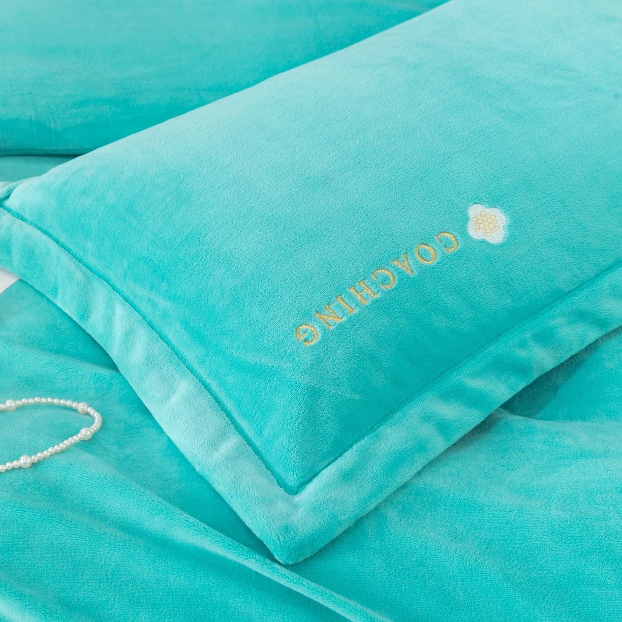 91家纺网 家纺一手货源 找家纺 优姿家纺 2025新款10斤牛奶绒宽边绣花保暖四件套-田园印象 田园印象-湖兰