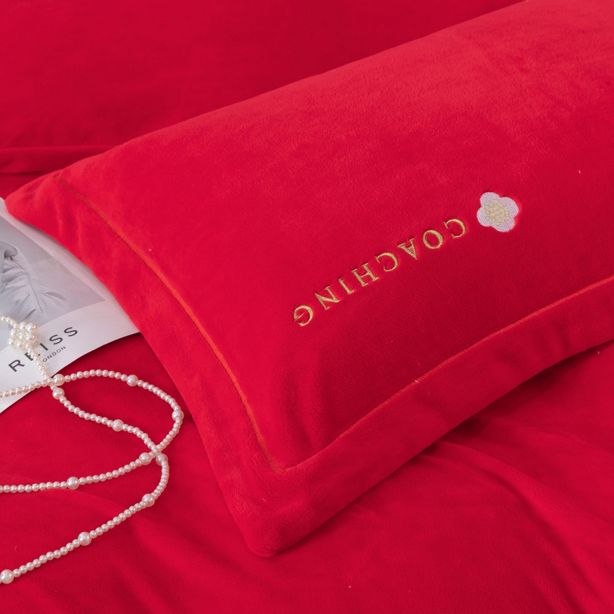 91家纺网 家纺一手货源 找家纺 优姿家纺 2025新款10斤牛奶绒宽边绣花保暖四件套-田园印象 田园印象-大红