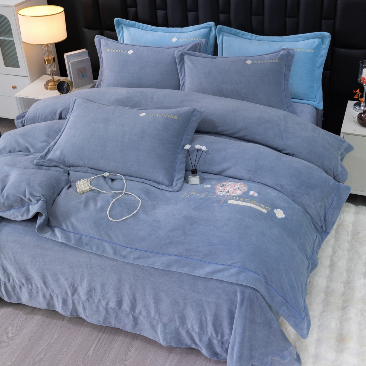 91家纺网 家纺一手货源 找家纺 优姿家纺 2025新款10斤牛奶绒宽边绣花保暖四件套-田园印象 田园印象-典雅灰