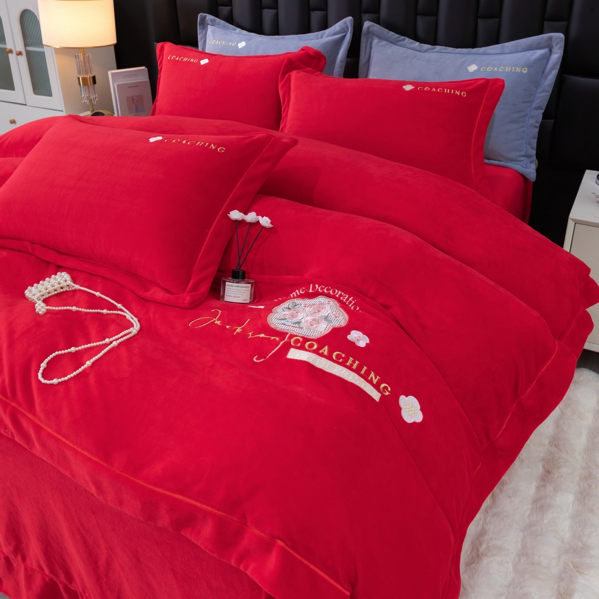 91家纺网 家纺一手货源 找家纺 优姿家纺 2025新款10斤牛奶绒宽边绣花保暖四件套-田园印象 田园印象-大红