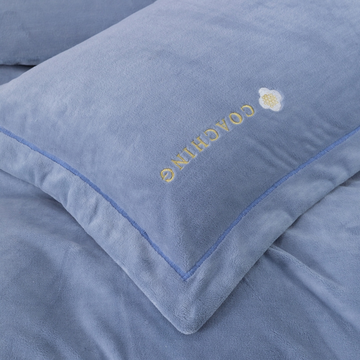 91家纺网 家纺一手货源 找家纺 优姿家纺 2025新款10斤牛奶绒宽边绣花保暖四件套-田园印象 田园印象-典雅灰