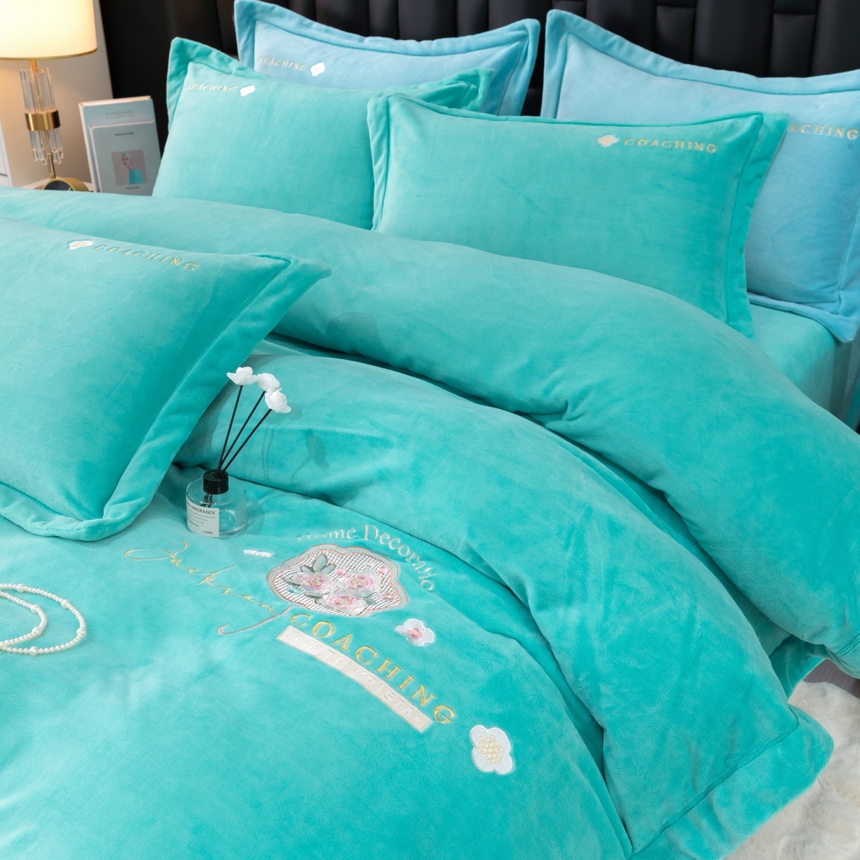 91家纺网 家纺一手货源 找家纺 优姿家纺 2025新款10斤牛奶绒宽边绣花保暖四件套-田园印象 田园印象-湖兰