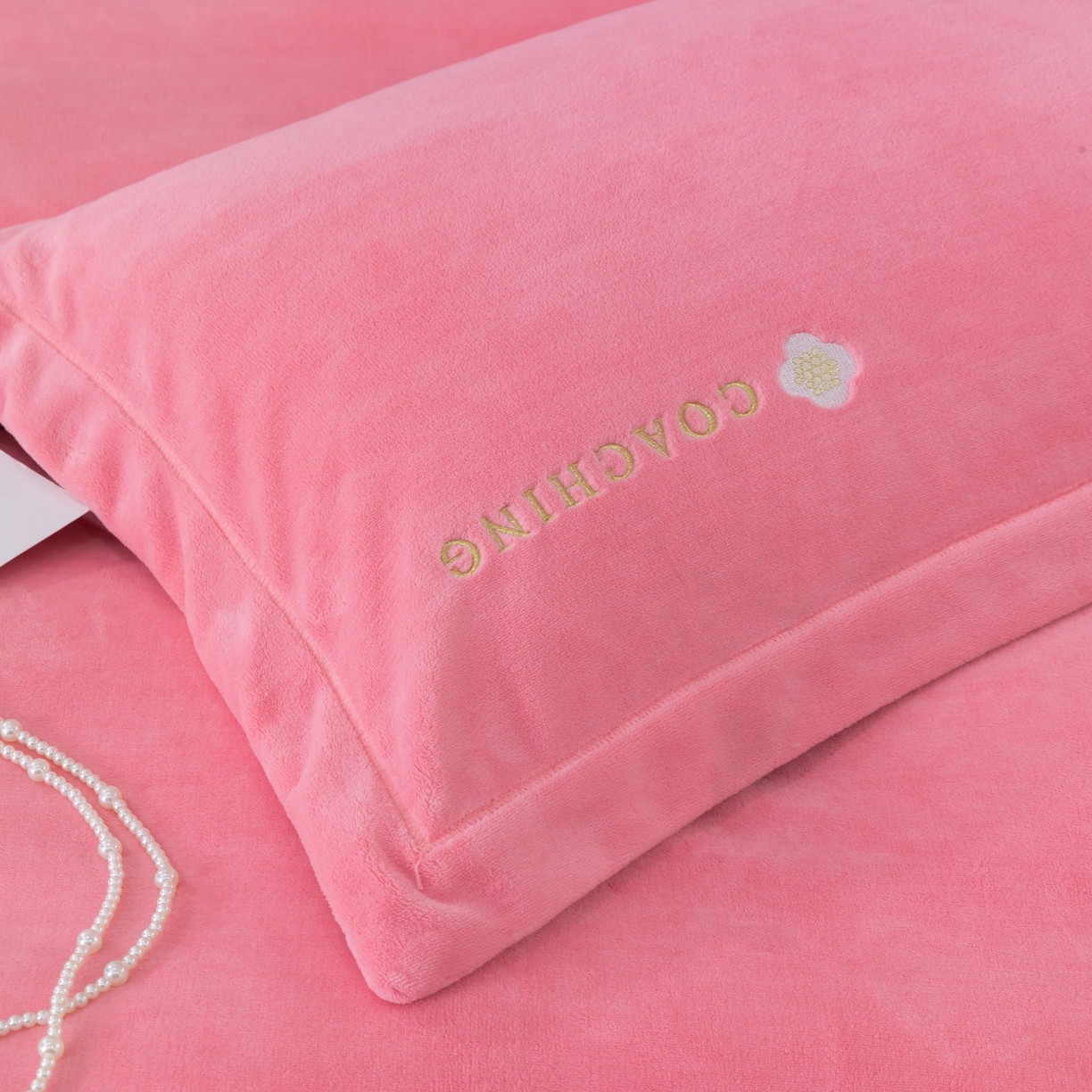 91家纺网 家纺一手货源 找家纺 优姿家纺 2025新款10斤牛奶绒宽边绣花保暖四件套-田园印象 田园印象-粉