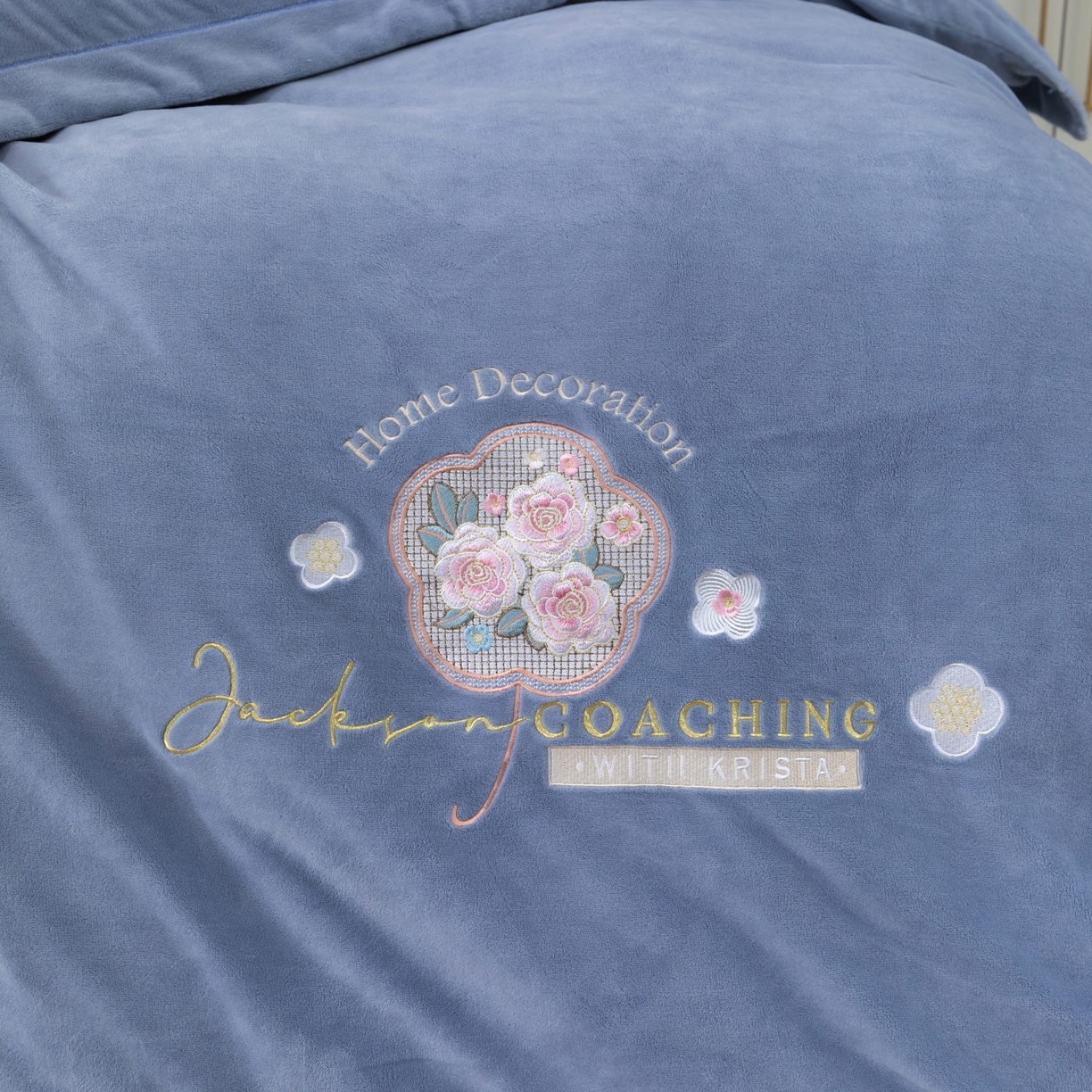 91家纺网 家纺一手货源 找家纺 优姿家纺 2025新款10斤牛奶绒宽边绣花保暖四件套-田园印象 田园印象-典雅灰