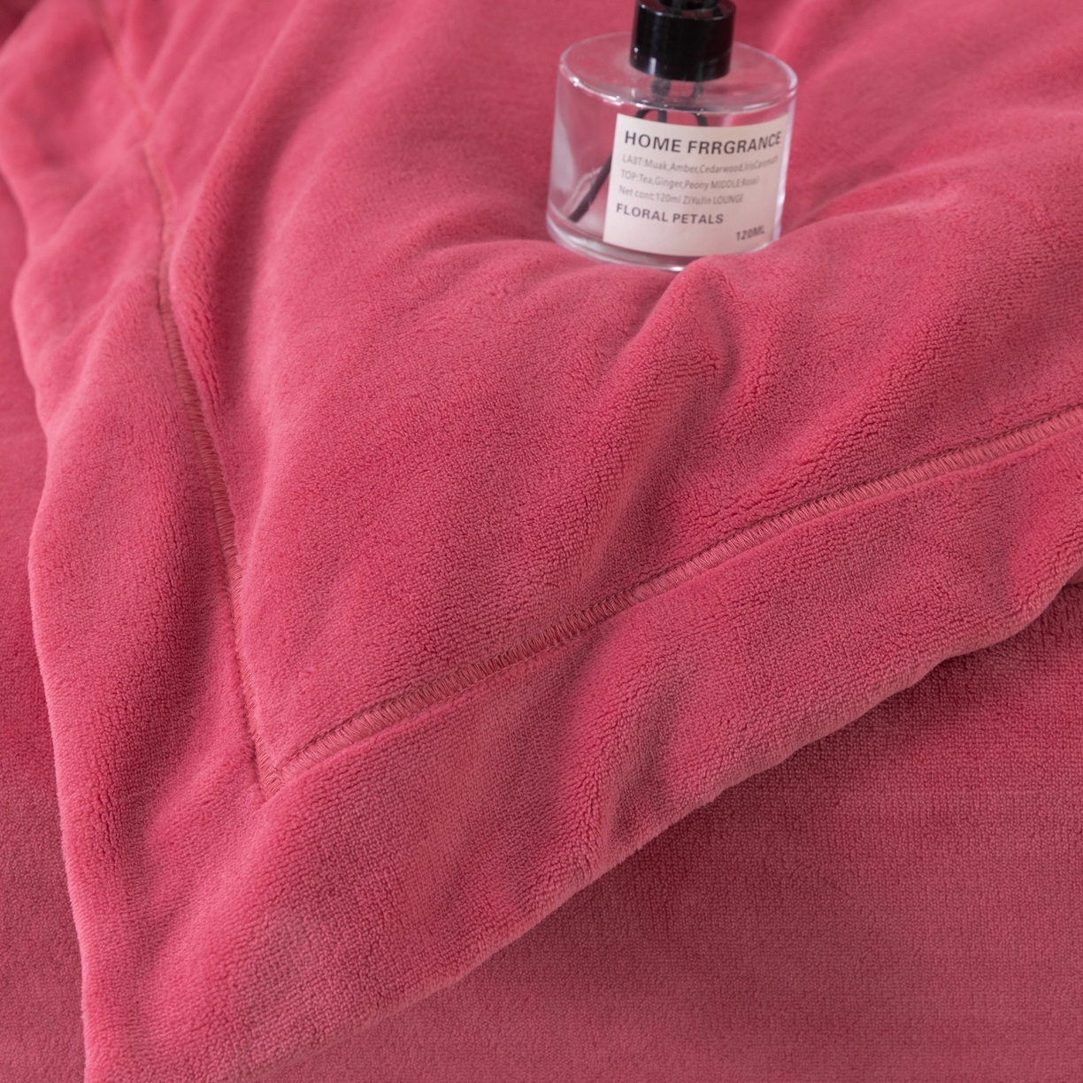 91家纺网 家纺一手货源 找家纺 优姿家纺 2025新款10斤牛奶绒宽边绣花保暖四件套-田园印象 田园印象-皮红