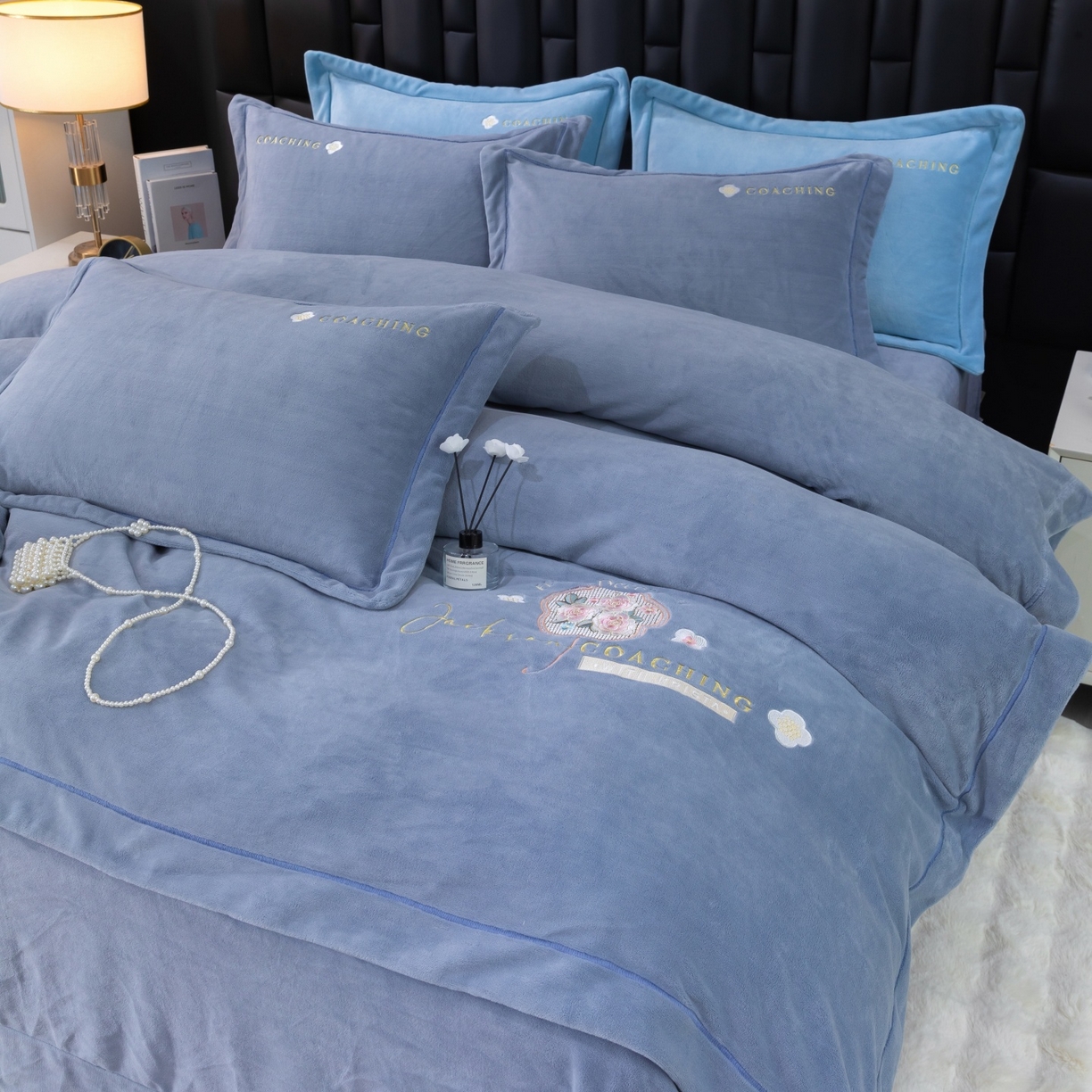 91家纺网 家纺一手货源 找家纺 优姿家纺 2025新款10斤牛奶绒宽边绣花保暖四件套-田园印象 田园印象-典雅灰