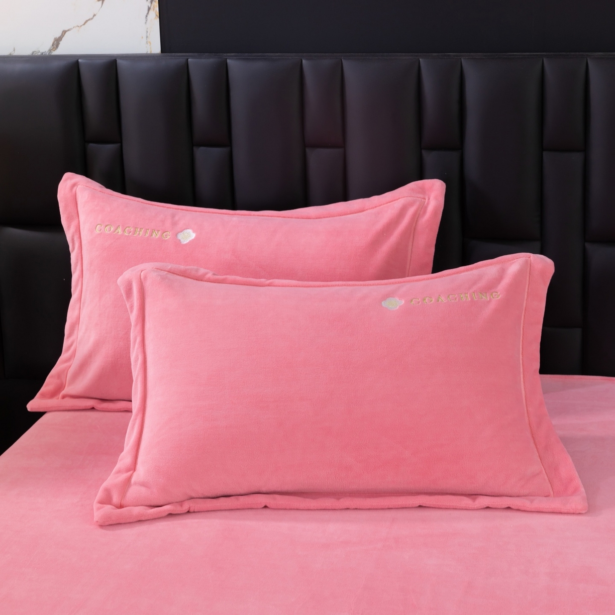 91家纺网 家纺一手货源 找家纺 优姿家纺 2025新款10斤牛奶绒宽边绣花保暖四件套-田园印象 田园印象-粉