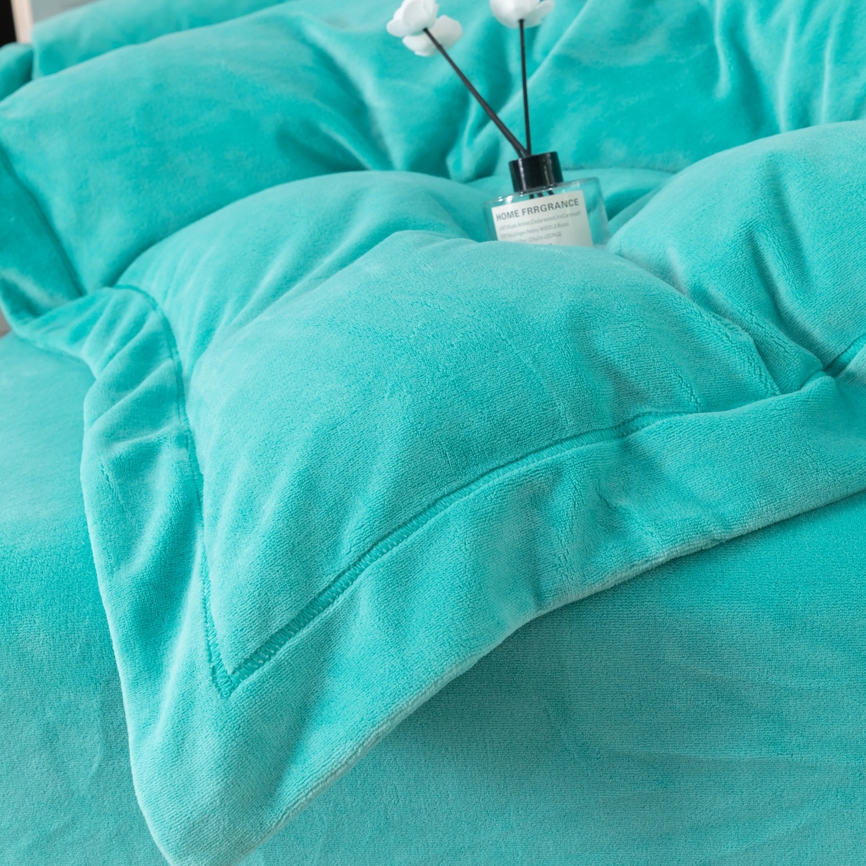 91家纺网 家纺一手货源 找家纺 优姿家纺 2025新款10斤牛奶绒宽边绣花保暖四件套-田园印象 田园印象-湖兰