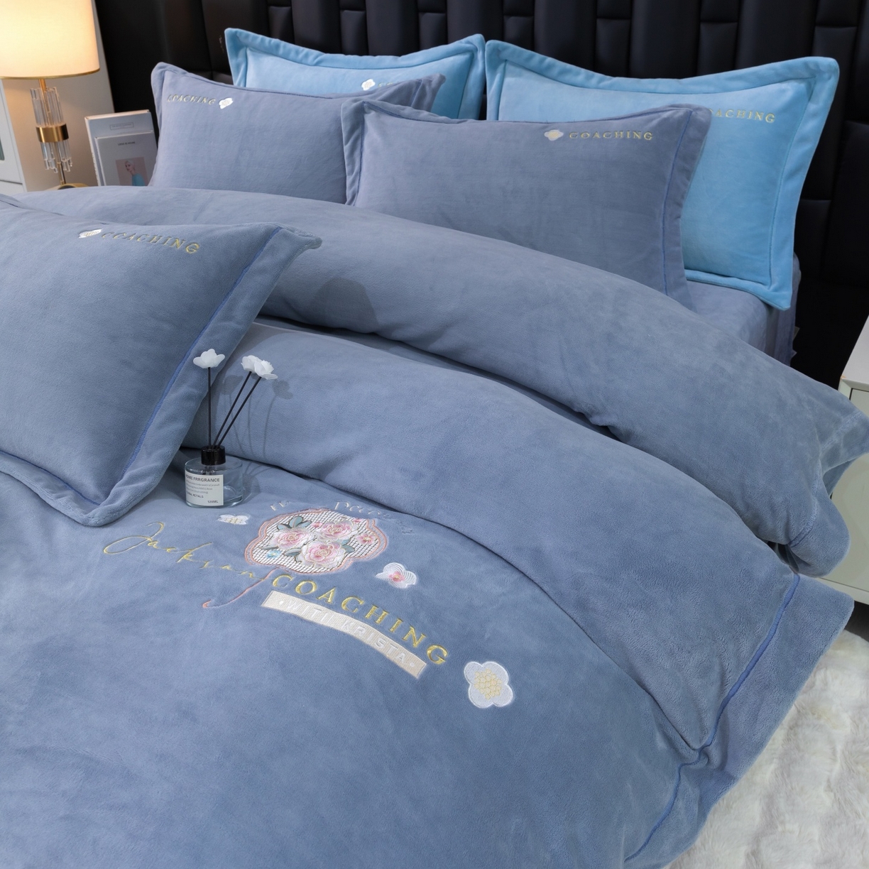 91家纺网 家纺一手货源 找家纺 优姿家纺 2025新款10斤牛奶绒宽边绣花保暖四件套-田园印象 田园印象-典雅灰