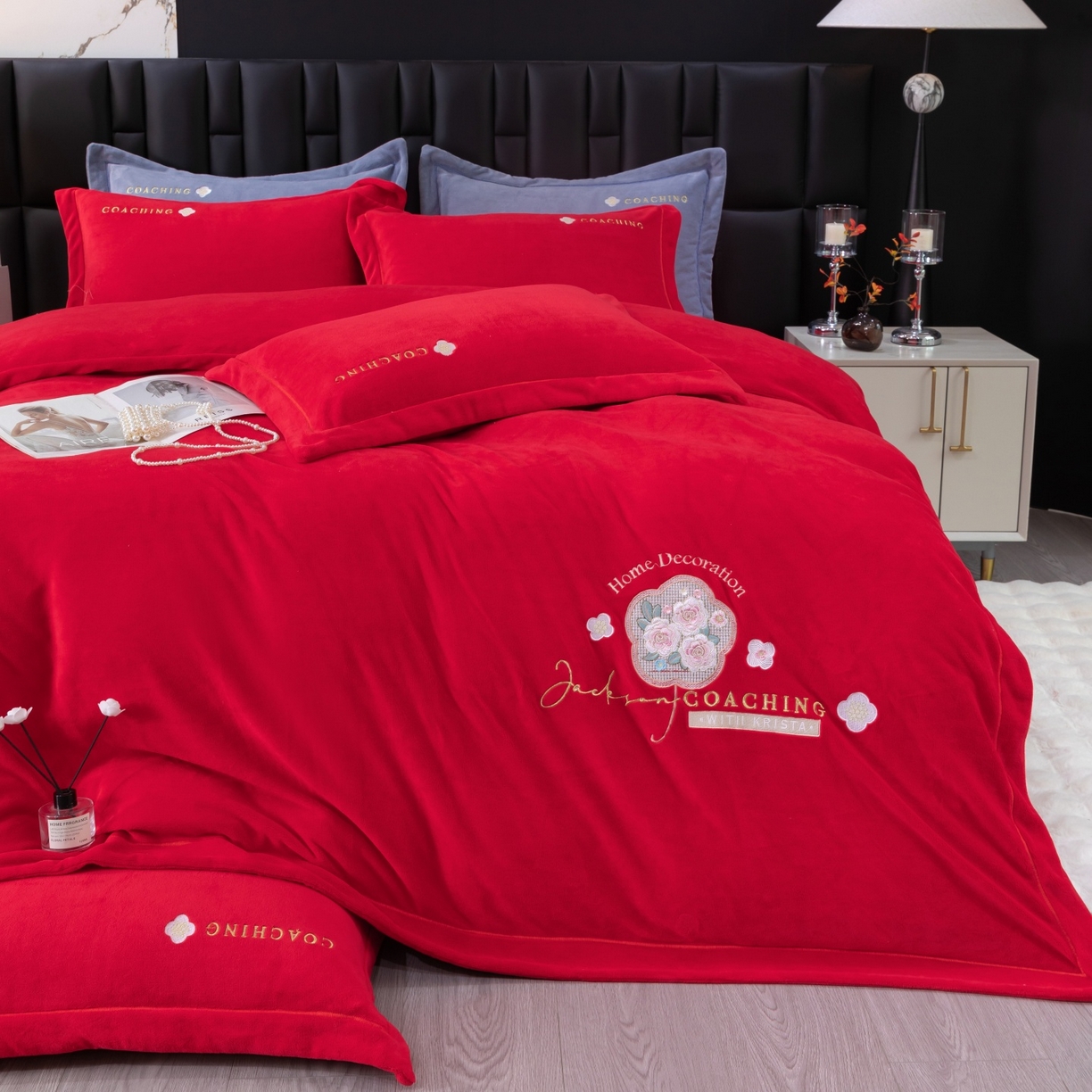 91家纺网 家纺一手货源 找家纺 优姿家纺 2025新款10斤牛奶绒宽边绣花保暖四件套-田园印象 田园印象-大红