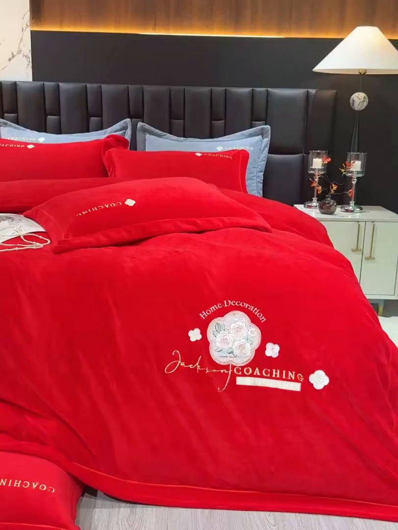 91家纺网 家纺一手货源 找家纺 优姿家纺 2025新款10斤牛奶绒宽边绣花保暖四件套-田园印象 田园印象-大红