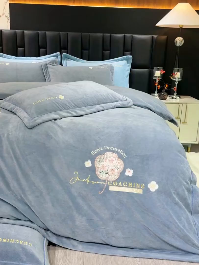 91家纺网 家纺一手货源 找家纺 优姿家纺 2025新款10斤牛奶绒宽边绣花保暖四件套-田园印象 田园印象-典雅灰