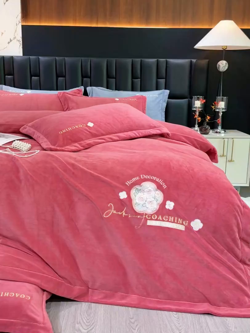 91家纺网 家纺一手货源 找家纺 优姿家纺 2025新款10斤牛奶绒宽边绣花保暖四件套-田园印象 田园印象-皮红