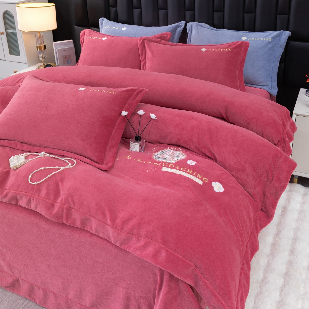 91家纺网 家纺一手货源 找家纺 优姿家纺 2025新款10斤牛奶绒宽边绣花保暖四件套-田园印象 田园印象-皮红