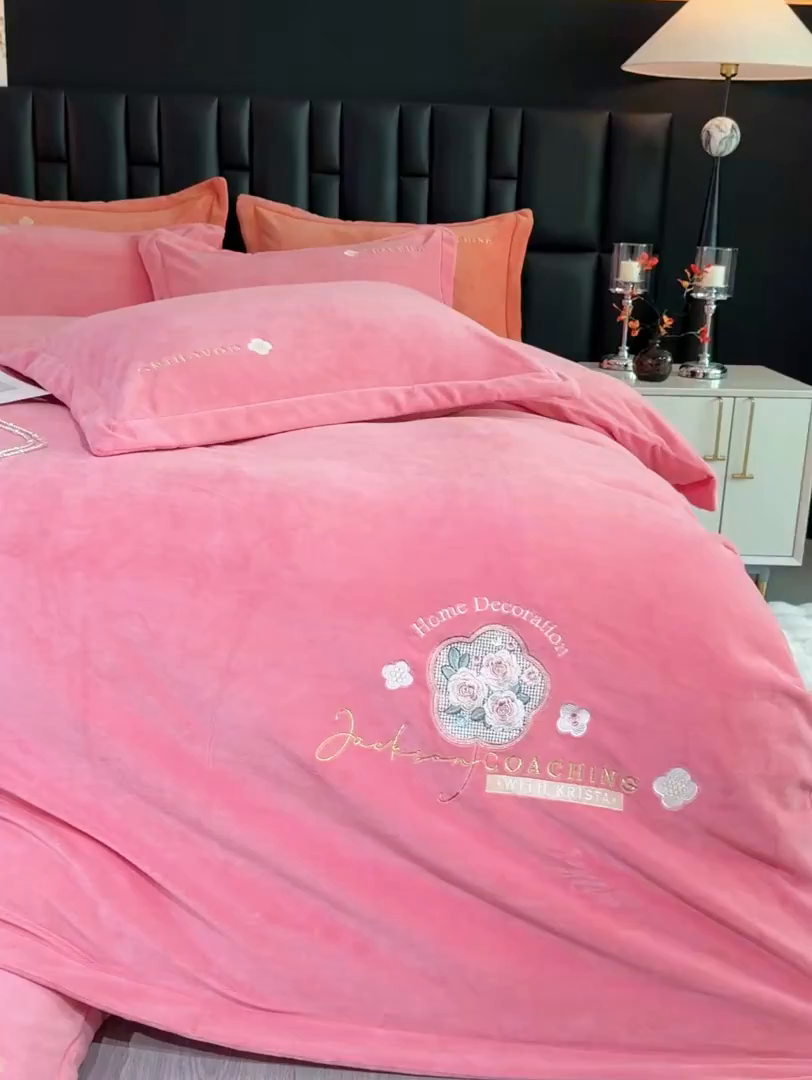 91家纺网 家纺一手货源 找家纺 优姿家纺 2025新款10斤牛奶绒宽边绣花保暖四件套-田园印象 田园印象-粉