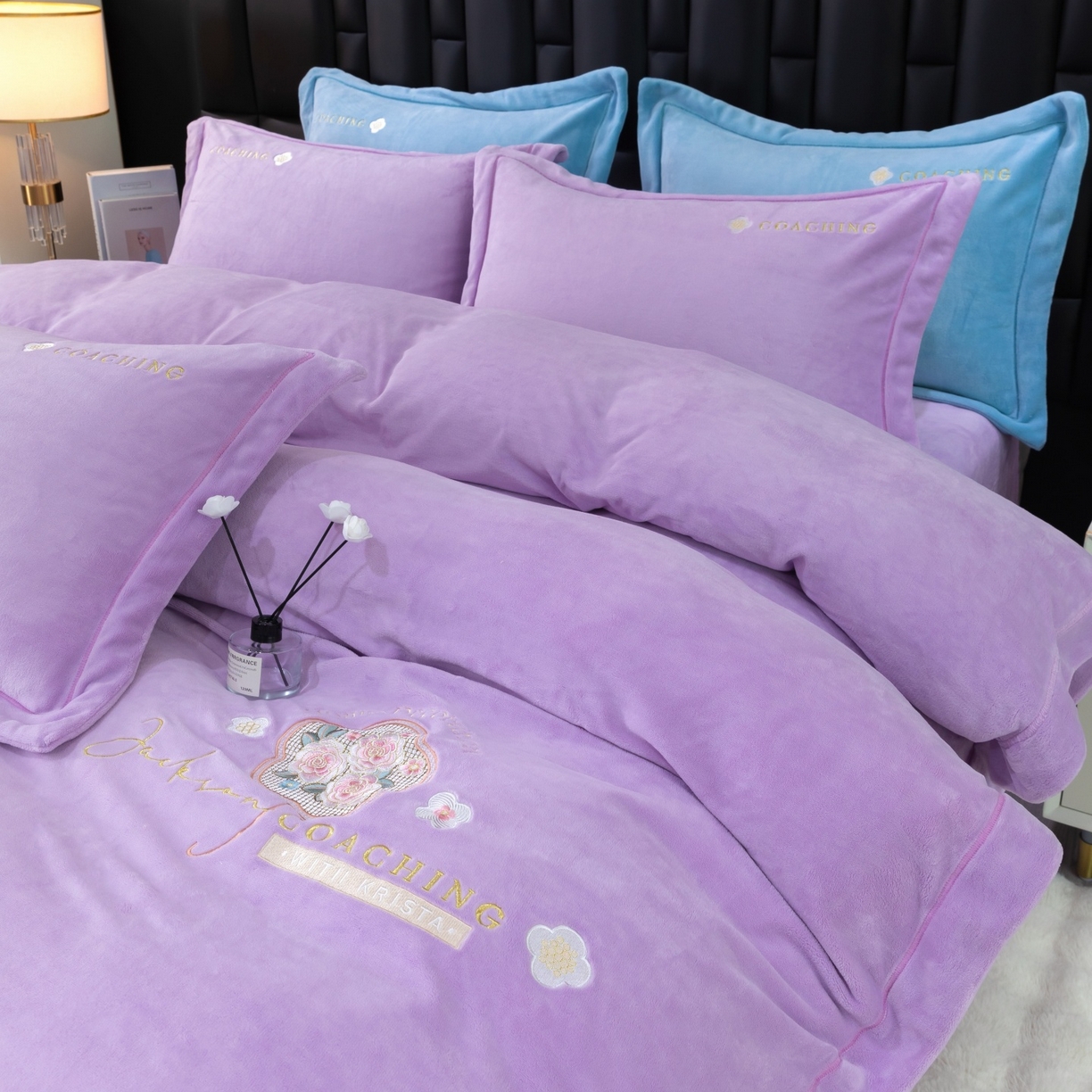 91家纺网 家纺一手货源 找家纺 优姿家纺 2025新款10斤牛奶绒宽边绣花保暖四件套-田园印象 田园印象-千代紫