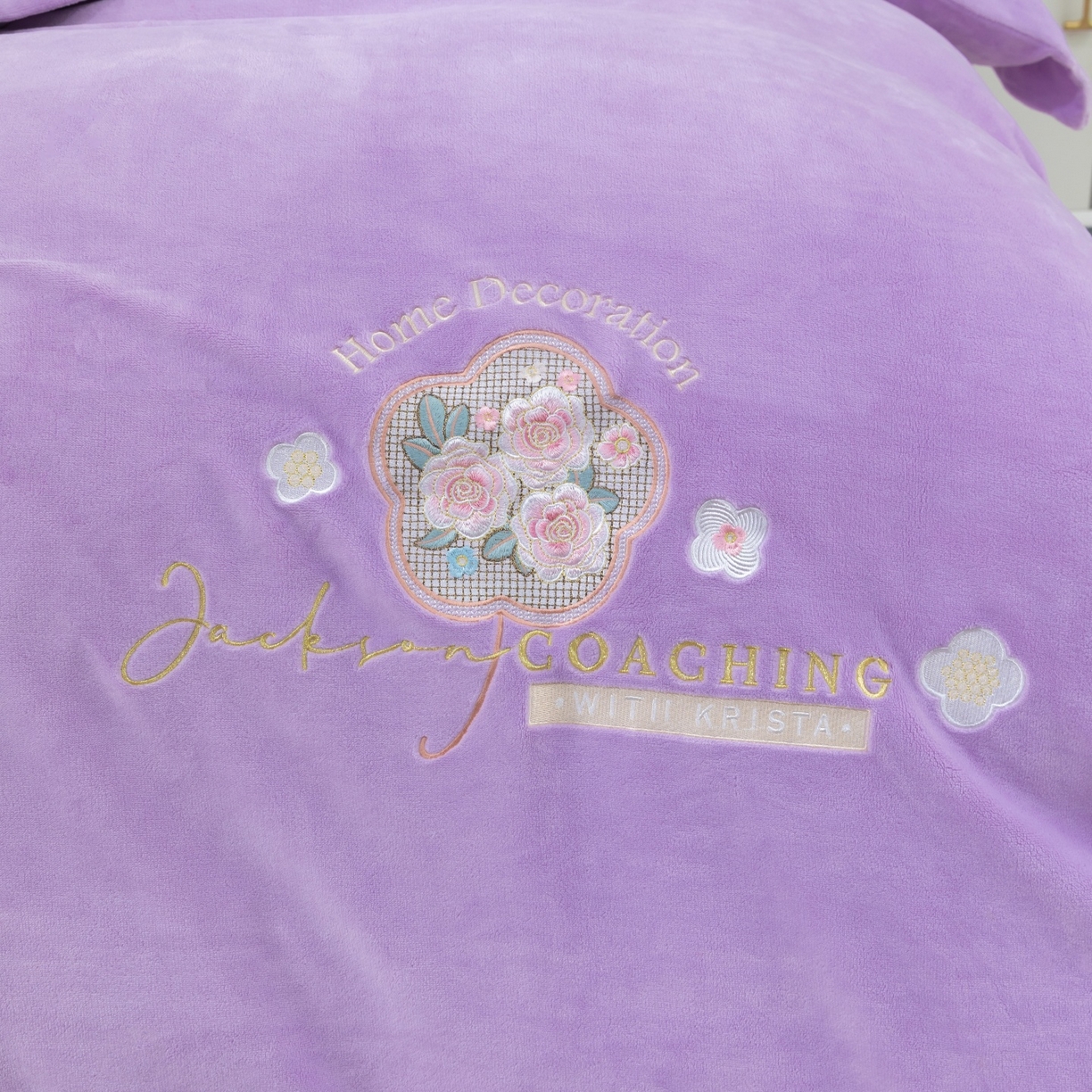 91家纺网 家纺一手货源 找家纺 优姿家纺 2025新款10斤牛奶绒宽边绣花保暖四件套-田园印象 田园印象-千代紫