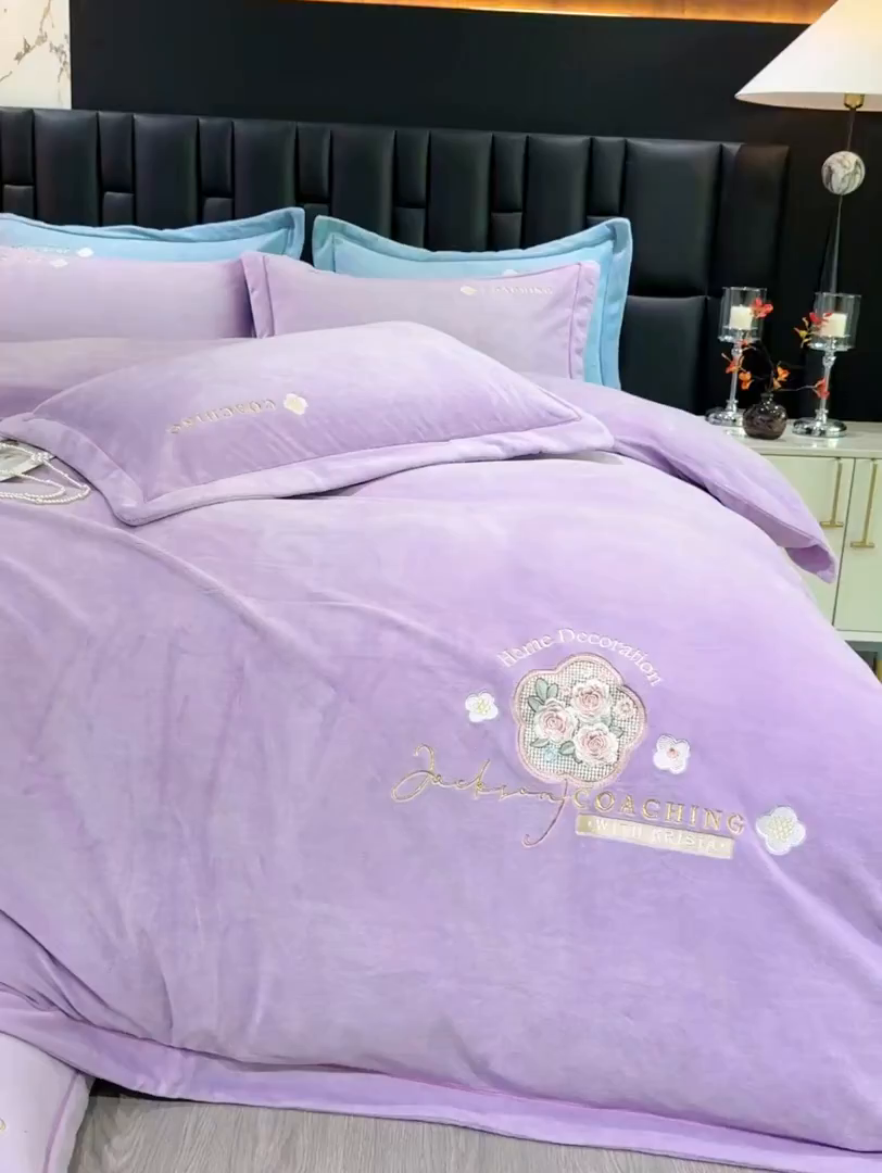 91家纺网 家纺一手货源 找家纺 优姿家纺 2025新款10斤牛奶绒宽边绣花保暖四件套-田园印象 田园印象-千代紫