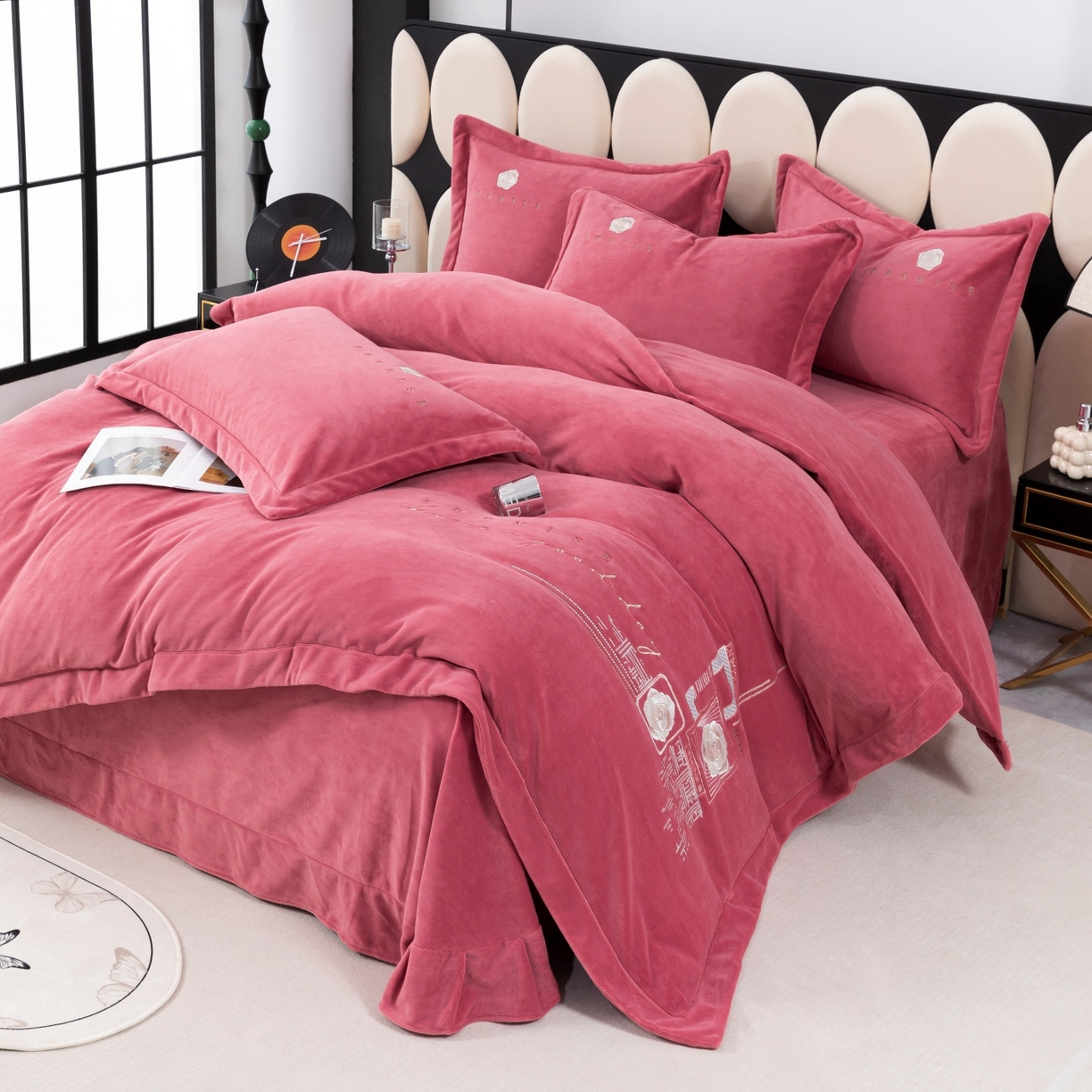 91家纺网 家纺一手货源 找家纺 （总）优姿家纺 2025新款10斤牛奶绒宽边绣花保暖四件套-简单生活