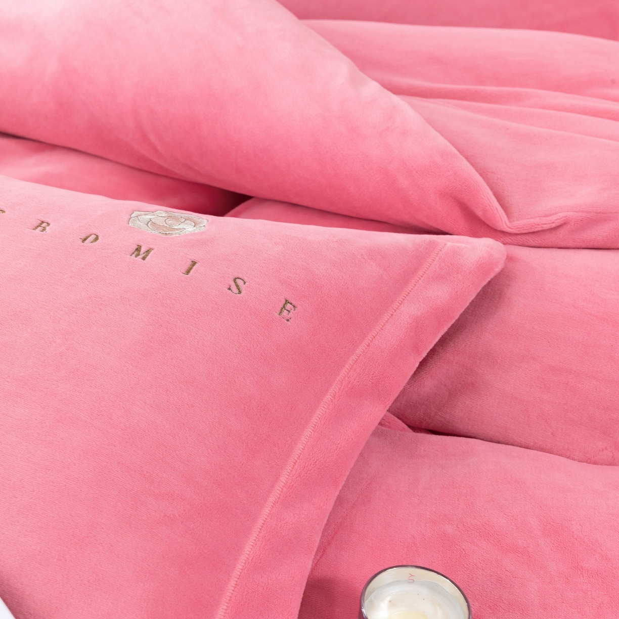 91家纺网 家纺一手货源 找家纺 优姿家纺 2025新款10斤牛奶绒宽边绣花保暖四件套-简单生活 简单生活-粉