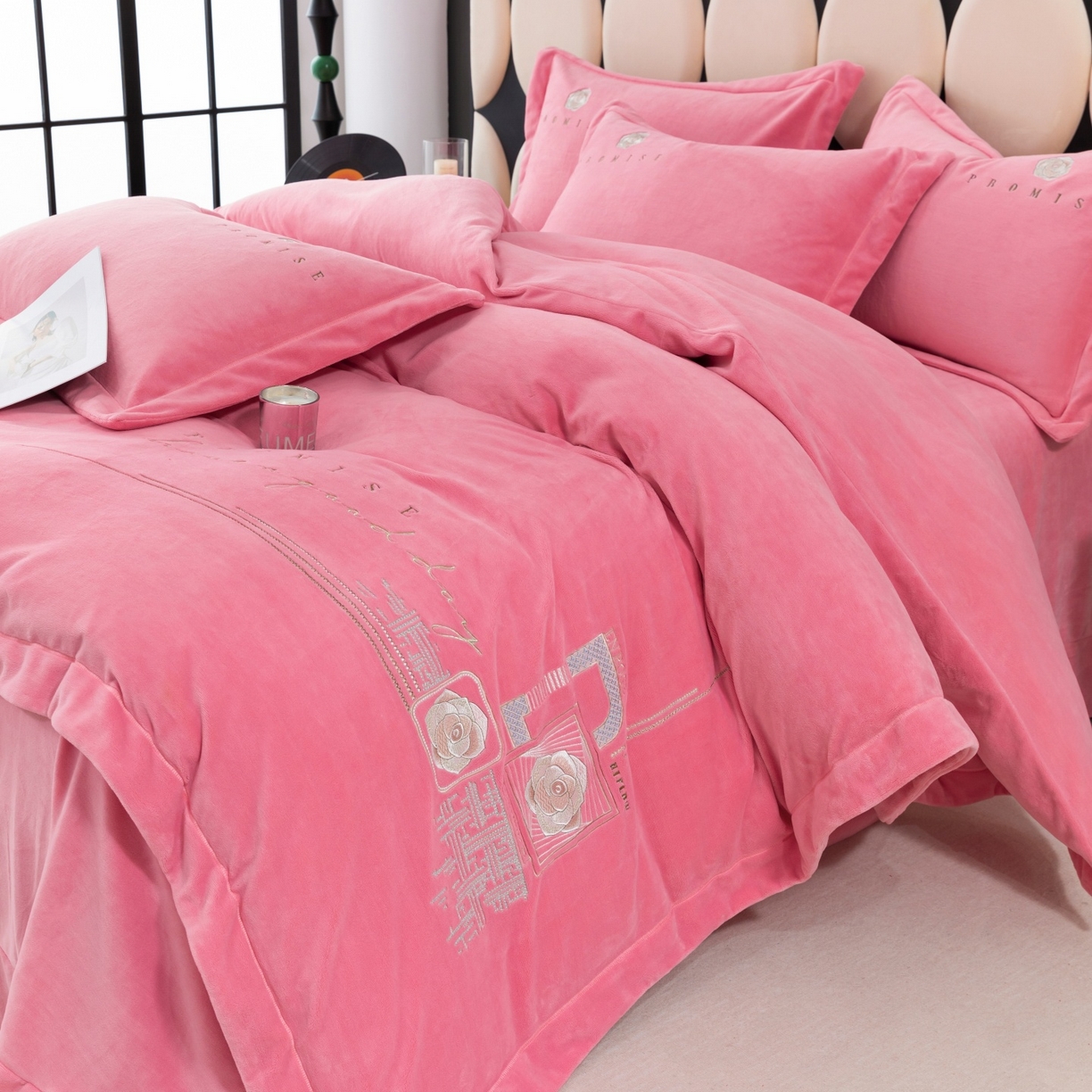 91家纺网 家纺一手货源 找家纺 优姿家纺 2025新款10斤牛奶绒宽边绣花保暖四件套-简单生活 简单生活-粉