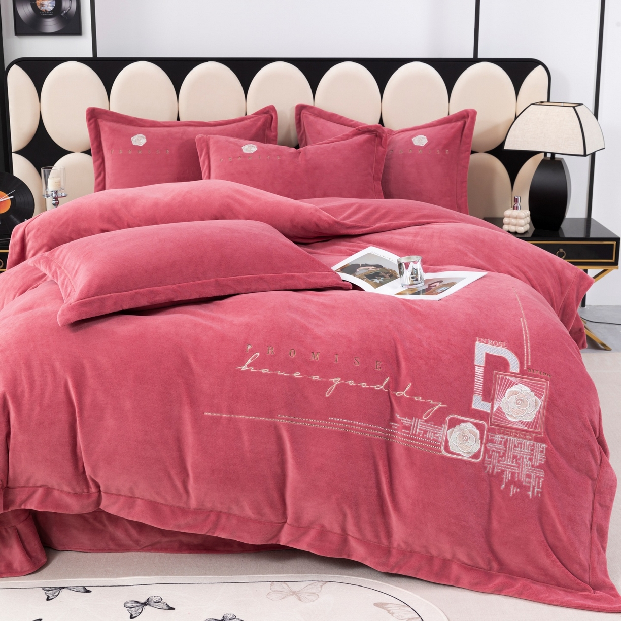 91家纺网 家纺一手货源 找家纺 优姿家纺 2025新款10斤牛奶绒宽边绣花保暖四件套-简单生活 简单生活-皮红