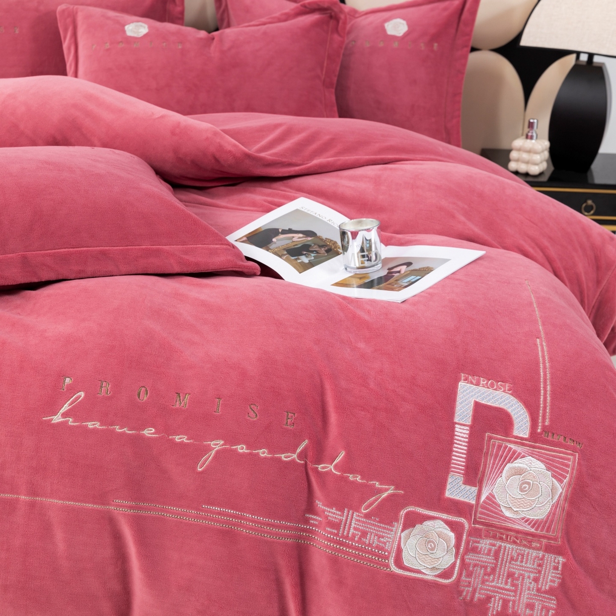 91家纺网 家纺一手货源 找家纺 优姿家纺 2025新款10斤牛奶绒宽边绣花保暖四件套-简单生活 简单生活-皮红