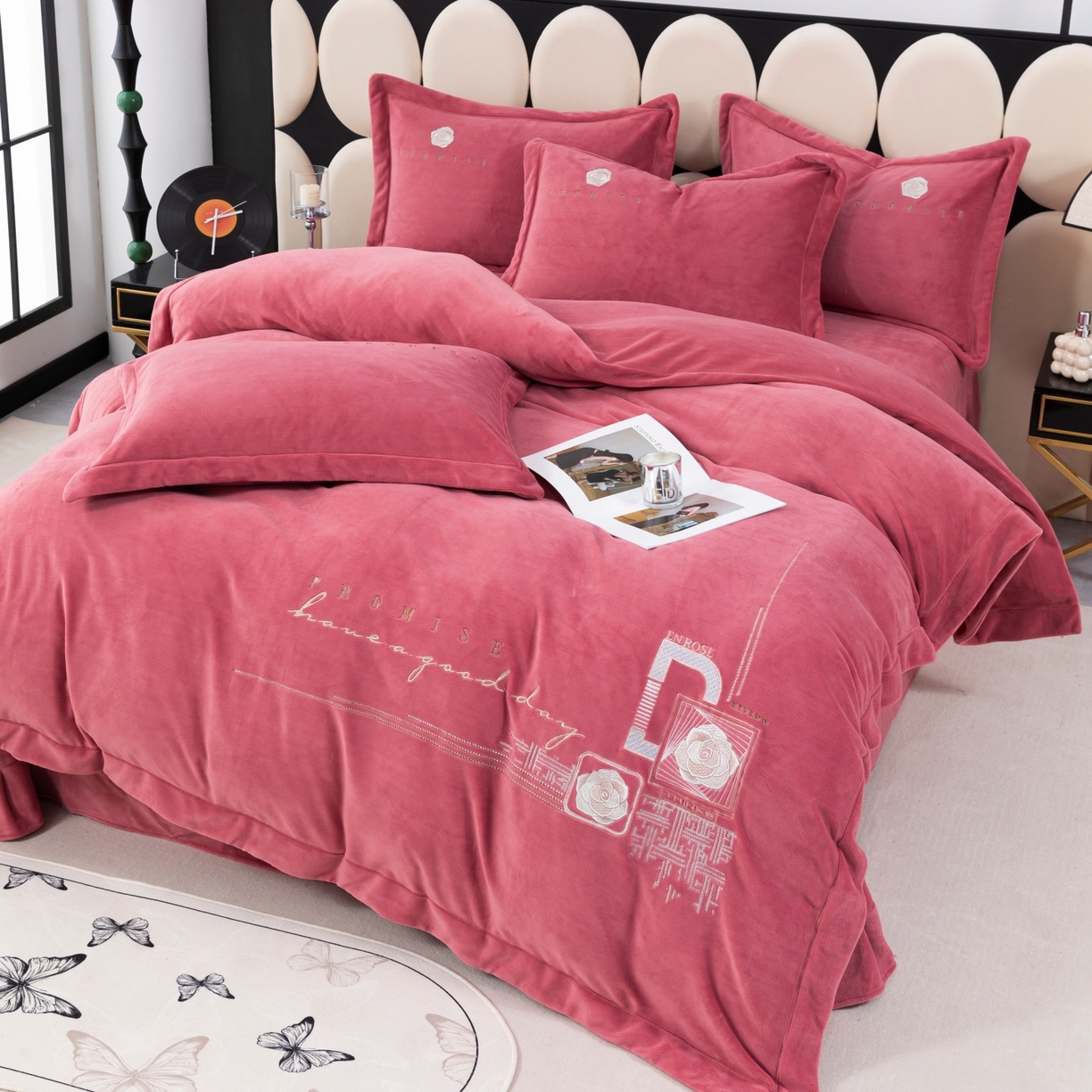 91家纺网 家纺一手货源 找家纺 优姿家纺 2025新款10斤牛奶绒宽边绣花保暖四件套-简单生活 简单生活-皮红