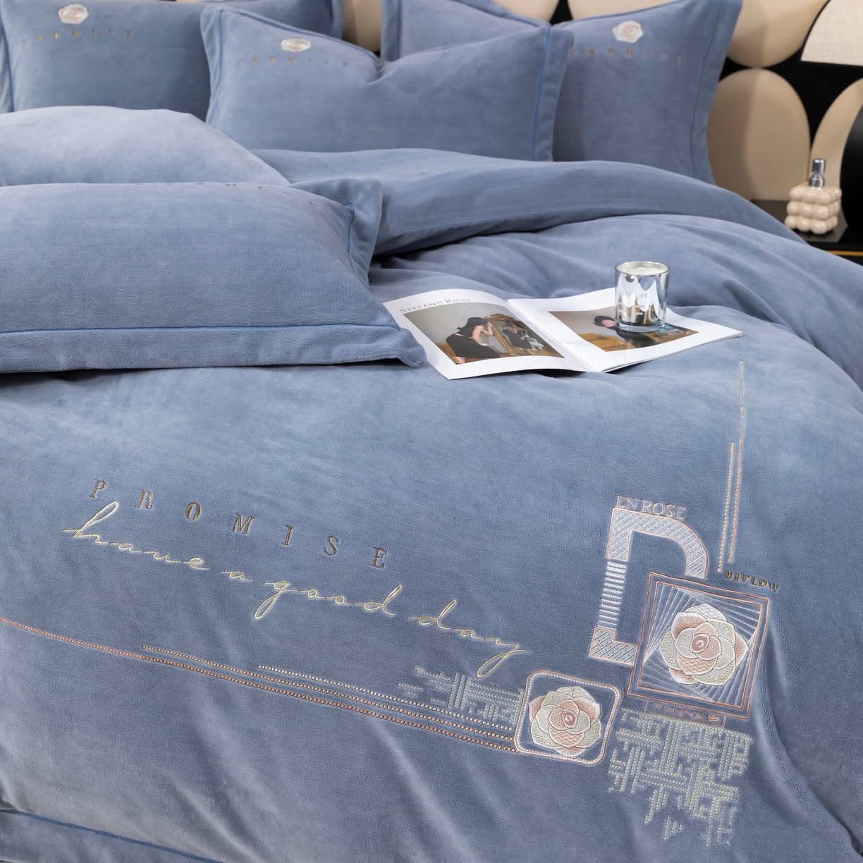 91家纺网 家纺一手货源 找家纺 优姿家纺 2025新款10斤牛奶绒宽边绣花保暖四件套-简单生活 简单生活-典雅灰