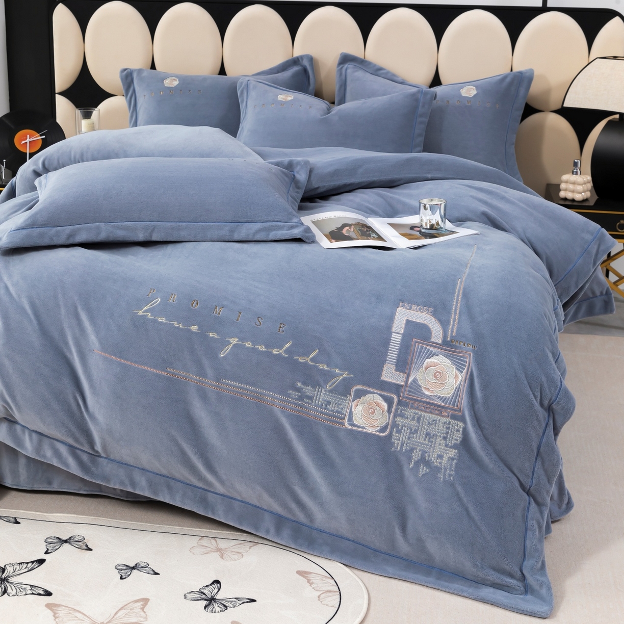 91家纺网 家纺一手货源 找家纺 优姿家纺 2025新款10斤牛奶绒宽边绣花保暖四件套-简单生活 简单生活-典雅灰