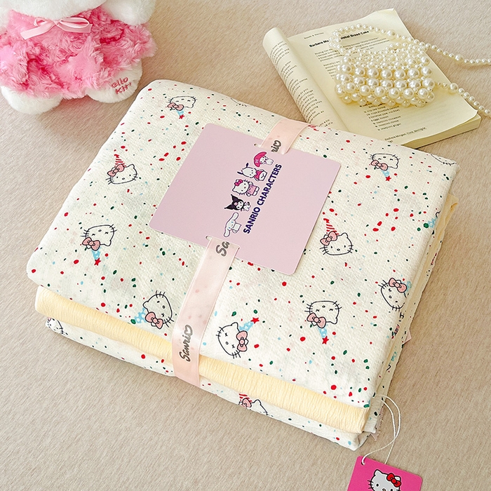 91家纺网 家纺一手货源 找家纺 奈颜 2025新款三丽鸥爆款云感双层纱印花四件套学生宿舍三件套-含防伪吊牌-叠拍图 蛋糕KT猫-乳白