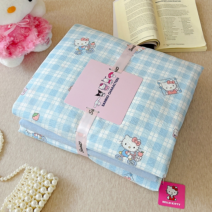 91家纺网 家纺一手货源 找家纺 奈颜 2025新款三丽鸥爆款云感双层纱印花四件套学生宿舍三件套-含防伪吊牌-叠拍图 格子KT-浅蓝