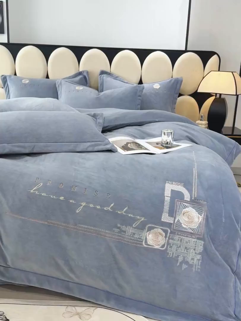 91家纺网 家纺一手货源 找家纺 优姿家纺 2025新款10斤牛奶绒宽边绣花保暖四件套-简单生活 简单生活-典雅灰