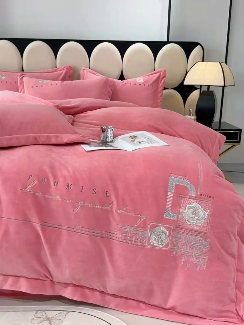 91家纺网 家纺一手货源 找家纺 优姿家纺 2025新款10斤牛奶绒宽边绣花保暖四件套-简单生活 简单生活-皮红