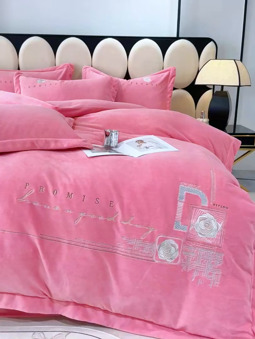 91家纺网 家纺一手货源 找家纺 优姿家纺 2025新款10斤牛奶绒宽边绣花保暖四件套-简单生活 简单生活-粉