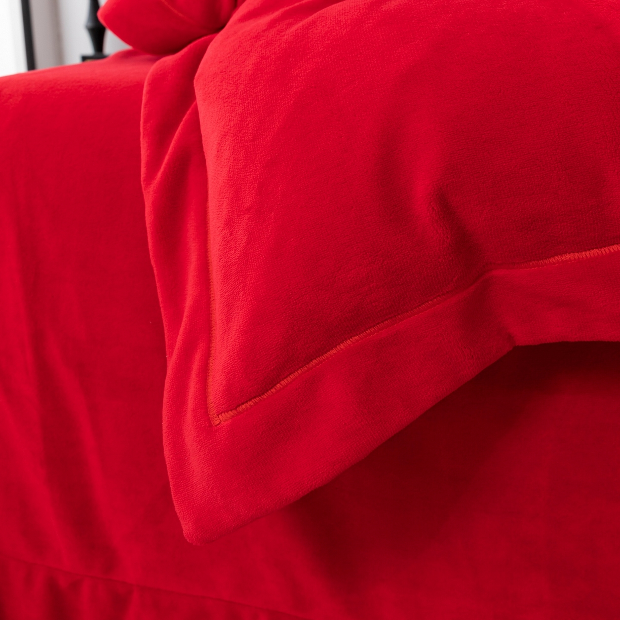 91家纺网 家纺一手货源 找家纺 优姿家纺 2025新款10斤牛奶绒宽边绣花保暖四件套-简单生活 简单生活-大红