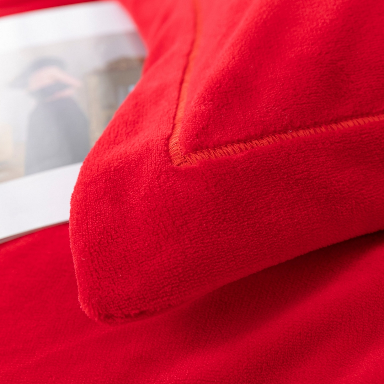 91家纺网 家纺一手货源 找家纺 优姿家纺 2025新款10斤牛奶绒宽边绣花保暖四件套-简单生活 简单生活-大红