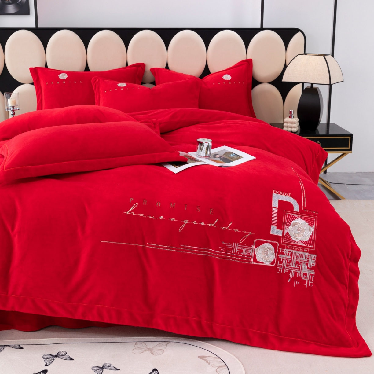 91家纺网 家纺一手货源 找家纺 优姿家纺 2025新款10斤牛奶绒宽边绣花保暖四件套-简单生活 简单生活-大红