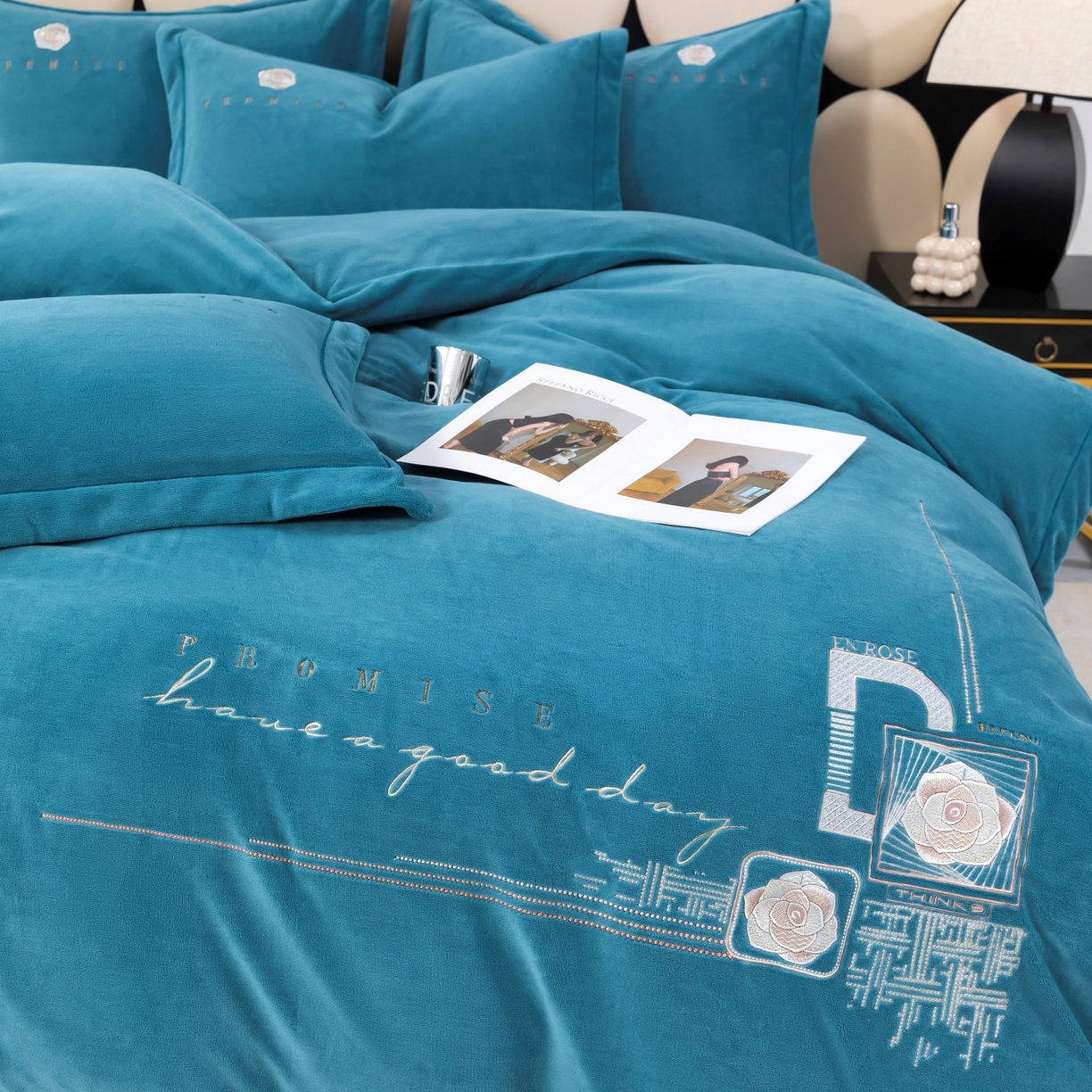 91家纺网 家纺一手货源 找家纺 优姿家纺 2025新款10斤牛奶绒宽边绣花保暖四件套-简单生活 简单生活-宝石蓝