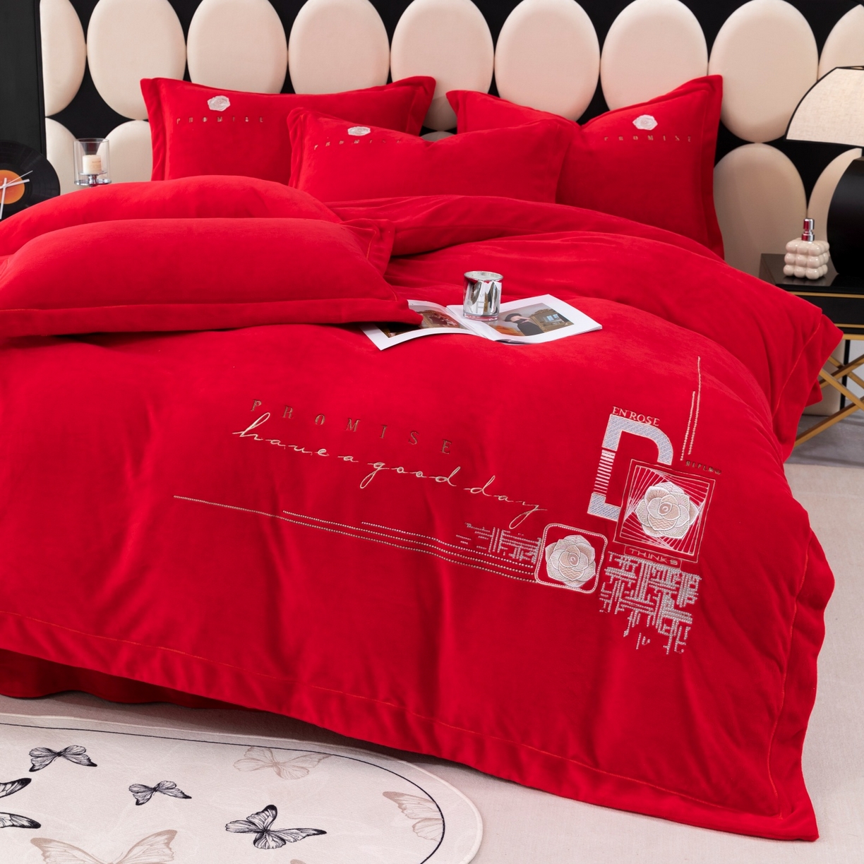 91家纺网 家纺一手货源 找家纺 优姿家纺 2025新款10斤牛奶绒宽边绣花保暖四件套-简单生活 简单生活-大红