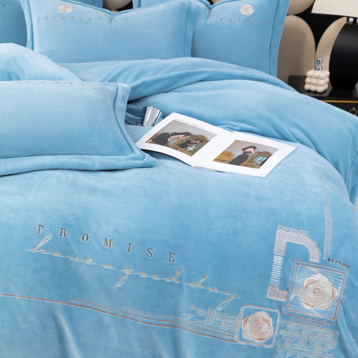 91家纺网 家纺一手货源 找家纺 优姿家纺 2025新款10斤牛奶绒宽边绣花保暖四件套-简单生活 简单生活-天兰