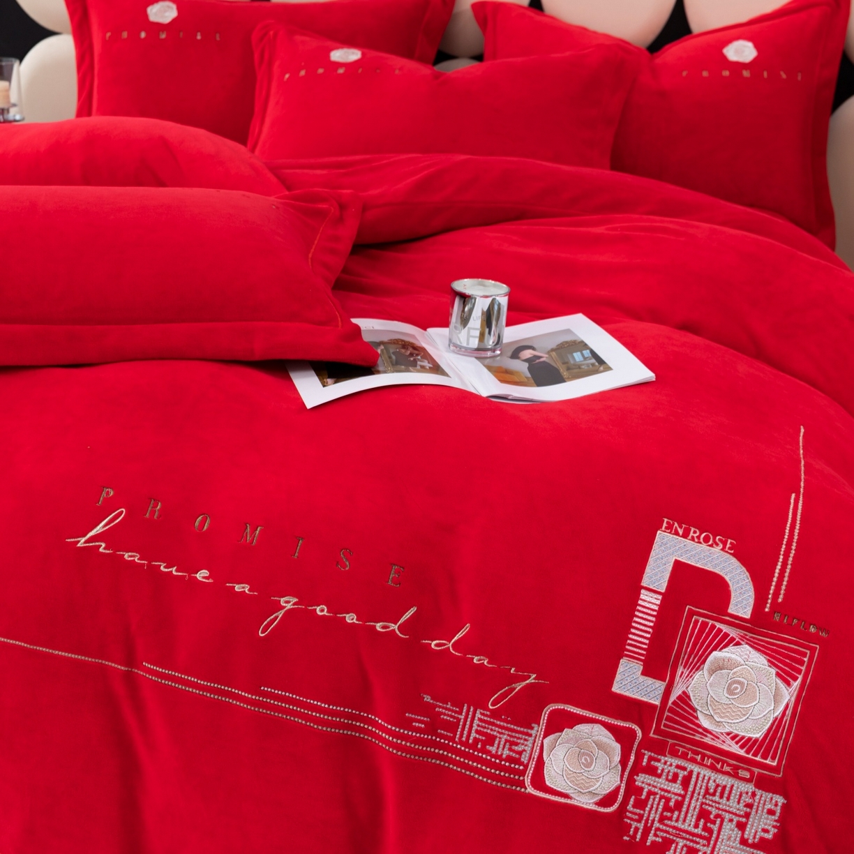 91家纺网 家纺一手货源 找家纺 优姿家纺 2025新款10斤牛奶绒宽边绣花保暖四件套-简单生活 简单生活-大红