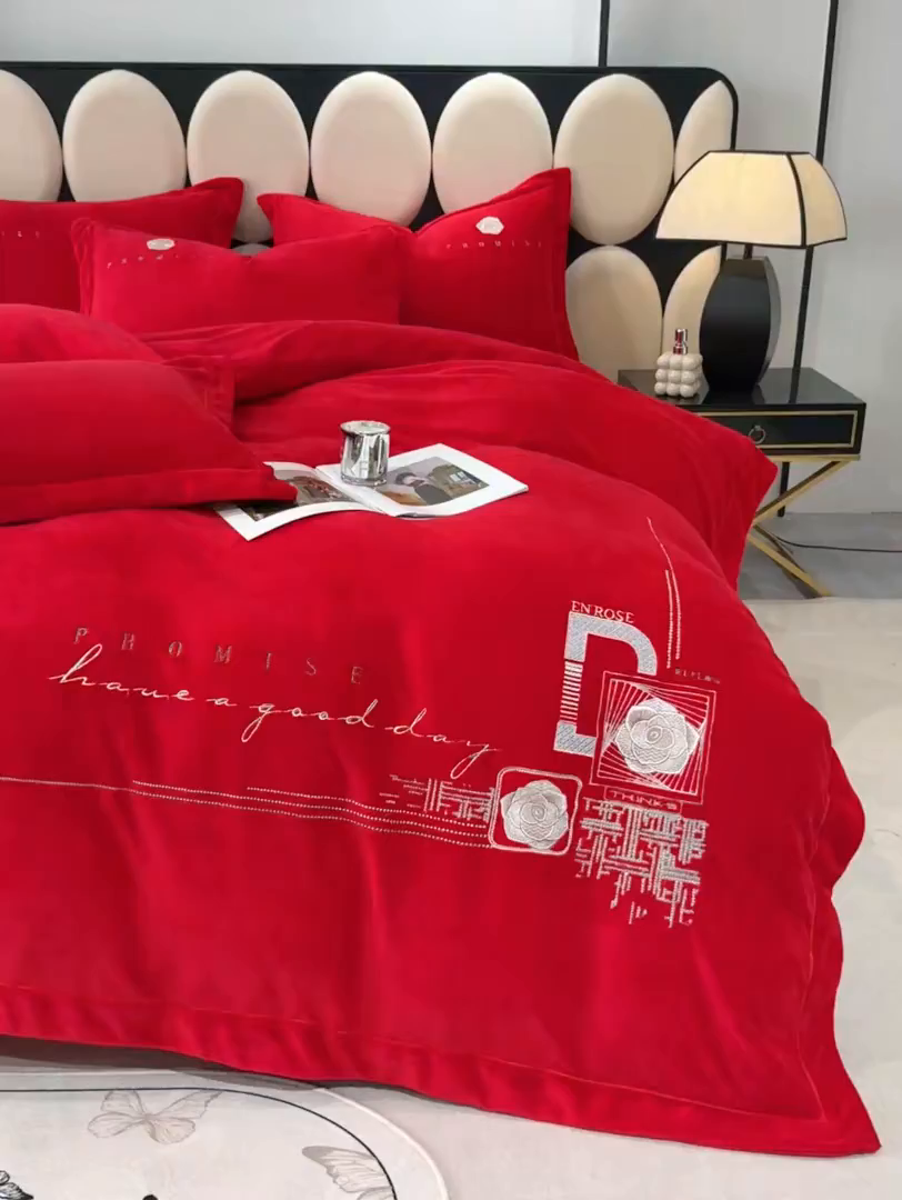 91家纺网 家纺一手货源 找家纺 优姿家纺 2025新款10斤牛奶绒宽边绣花保暖四件套-简单生活 简单生活-大红