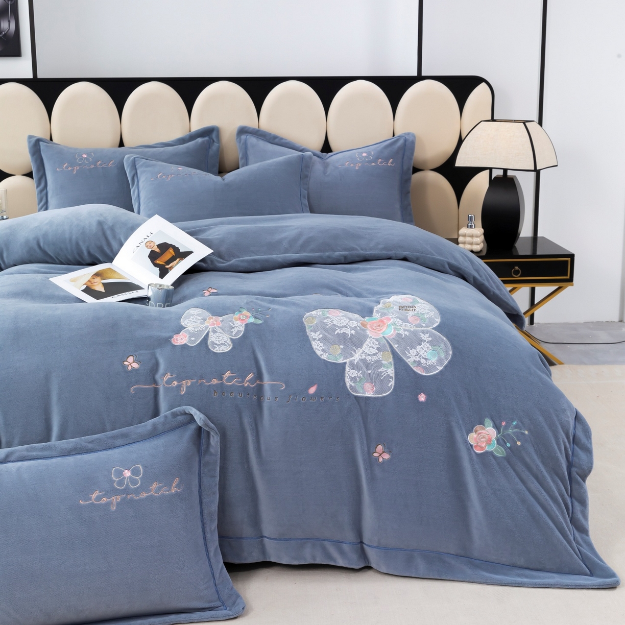 91家纺网 家纺一手货源 找家纺 优姿家纺 2025新款10斤牛奶绒宽边绣花保暖四件套-蝴蝶心语 蝴蝶心语-典雅灰