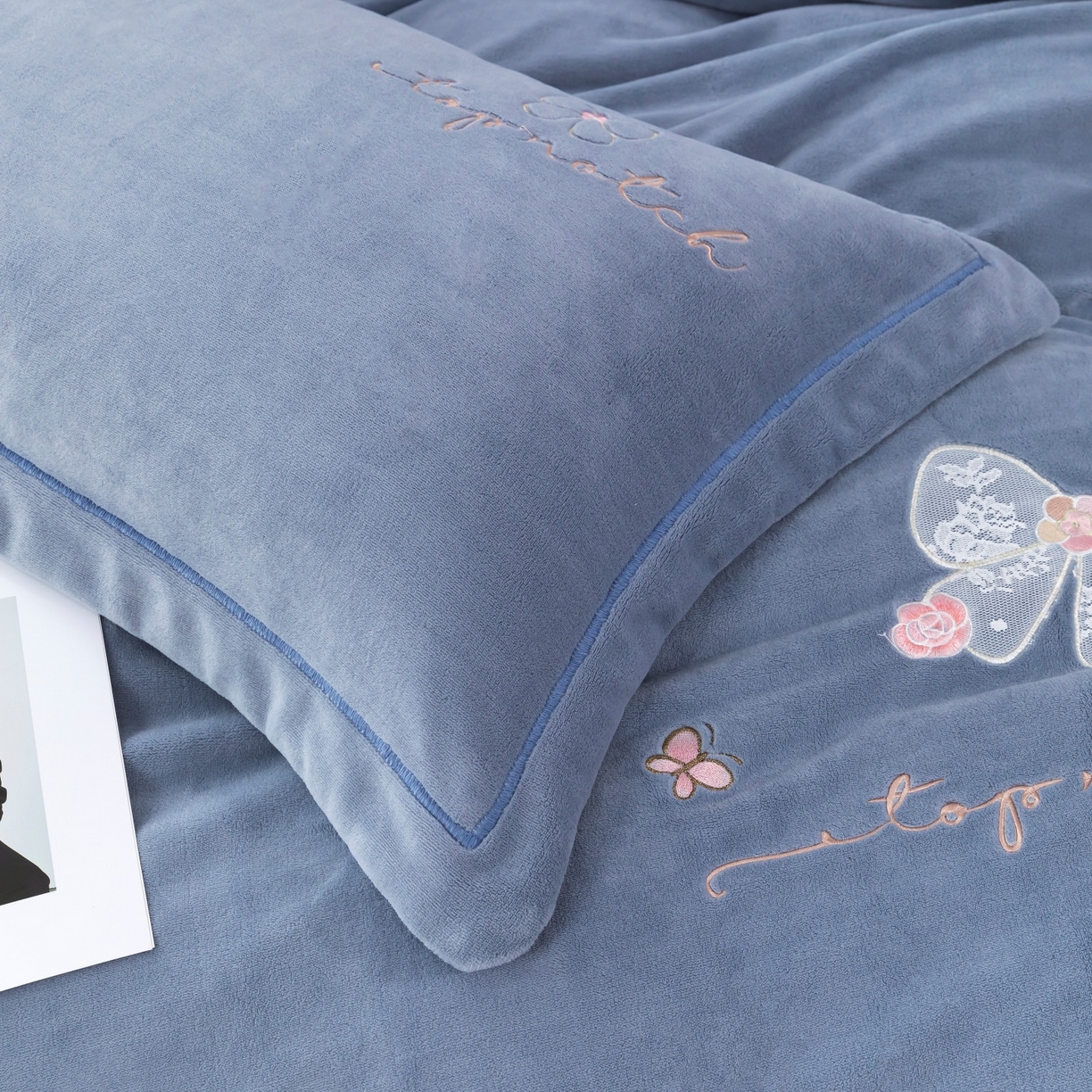 91家纺网 家纺一手货源 找家纺 优姿家纺 2025新款10斤牛奶绒宽边绣花保暖四件套-蝴蝶心语 蝴蝶心语-典雅灰